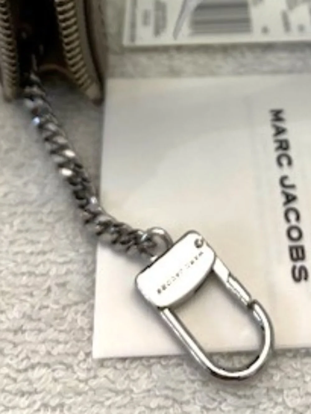 Marc Jacobs Groove pebble leather top zip wristlet card holder in Concrete gray